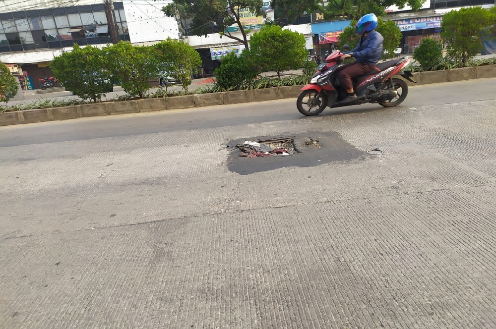 Lubang di Jalan Siliwangi Pamulang Membahayakan Pengendara