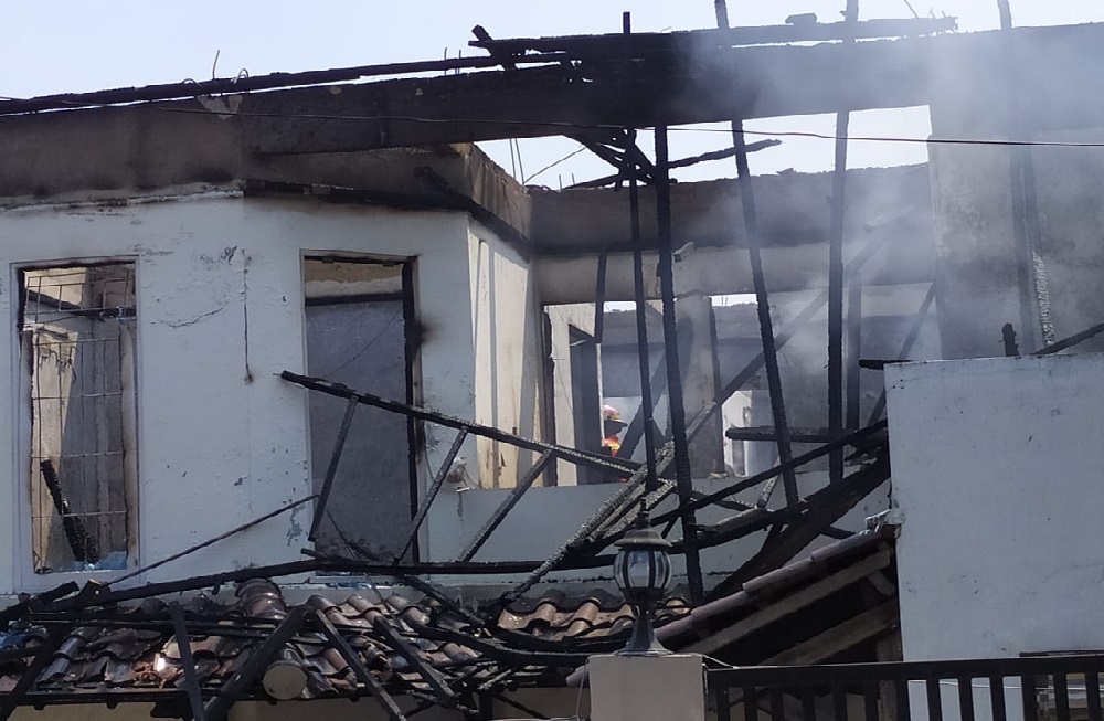 Diawali Ledakan, Rumah Mewah di Pamulang Hangus Terbakar