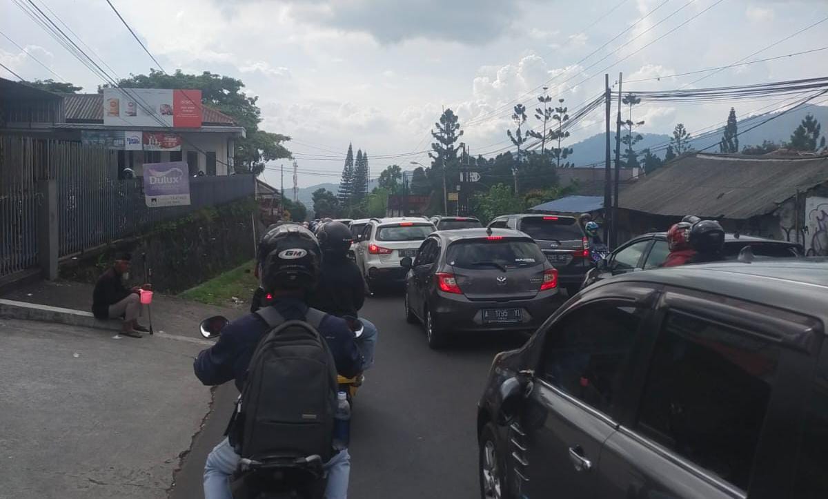 Jalur alternatif Puncak Bogor macet saat bus melintas di libur Natal 2025