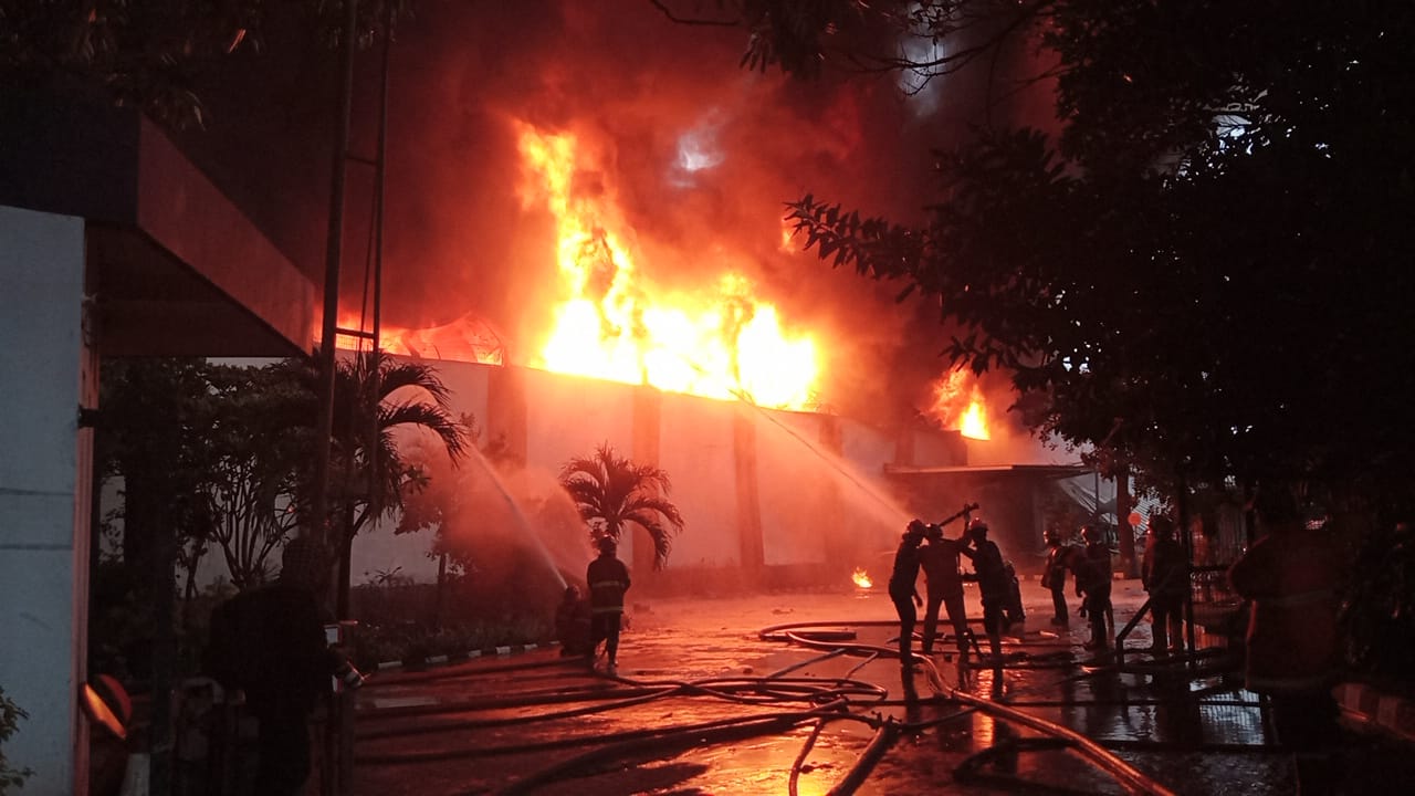 16 Armada BPBD Padamkan Kebakaran Gudang Logistik di Tangerang, 1 Petugas  Kena Percikan Ledakan