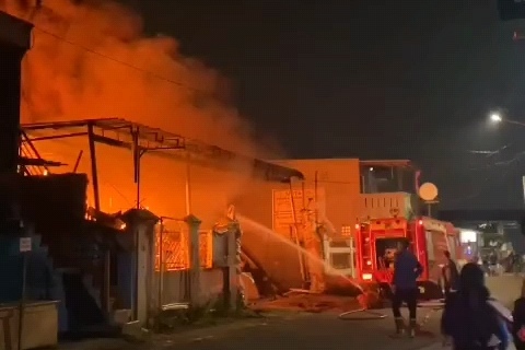 Kebakaran Besar Gudang Styrofoam di Pinang Tangerang Ludes Terbakar, Kerugian Capai Rp3 Miliar | KILAUBERITA