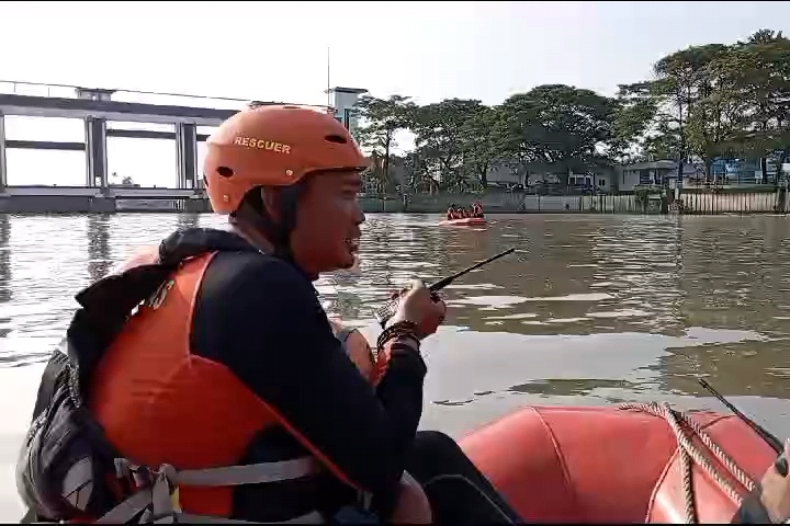 Dua Remaja Hilang Usai Buat Konten Loncat Sungai di Tegal