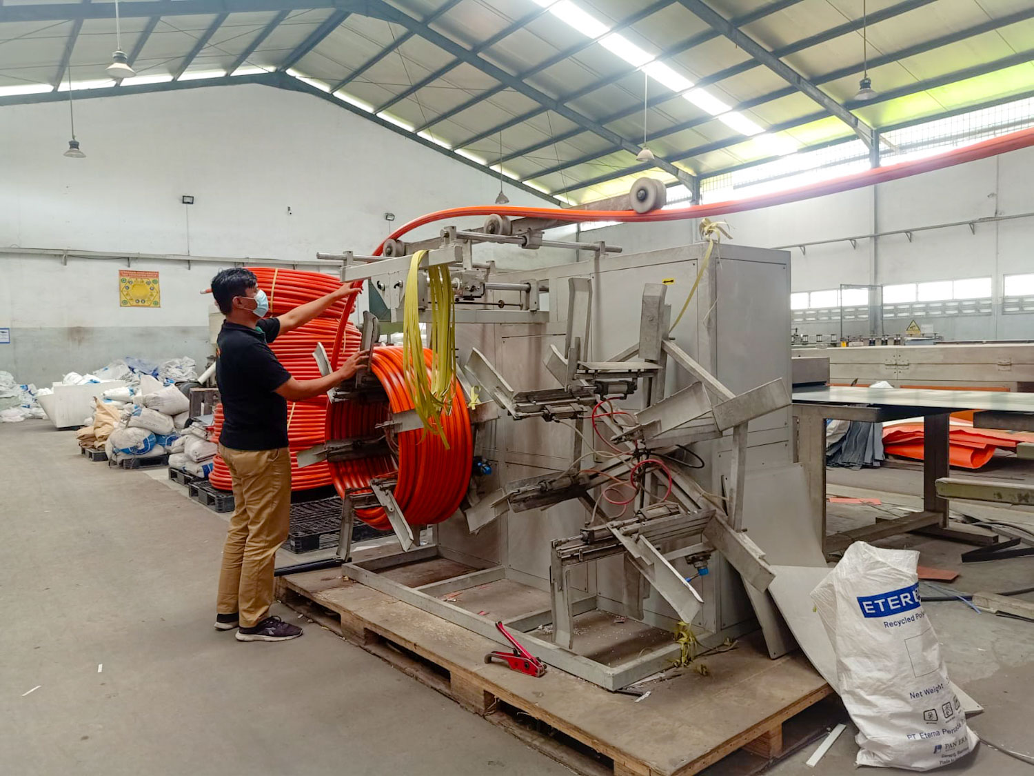 災害後の浄水危機、タンゲランの HDPE パイプメーカーはインフラストラクチャのニーズをサポートする準備ができています