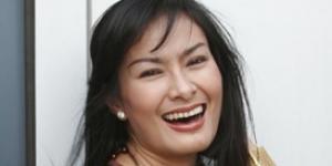 Iis Dahlia Langganan Lima Presiden