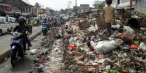Ruas Jalan di Tangsel Penuh Sampah