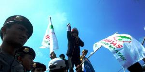 Digusur, PKL Protes Pengembang Perum Graha Raya