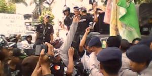 Lima Anggota KPU Tangsel Dilantik,  Ormas Bentrok dengan Polisi