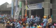 Di PHK, Ratusan Karyawan Pabrik Benang Demo