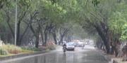 Hujan Rusak Jalan Utama di Kota Tangerang 