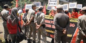 Buruh Gerudug Balaikota Tangsel