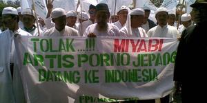 Puluhan Massa FPI Tangerang Tolak Miyabi