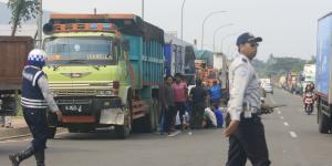Nekat Melintas di Jalan Serpong, Truk Ditilang