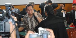 Gayus Divonis Dua Tahun