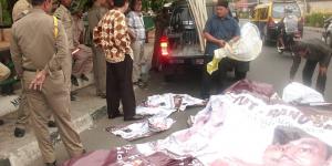 Satpol PP Kota Tangerang Turunkan Spanduk Atut