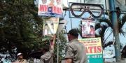 Alat Peraga Kampanye Pilgub Banten  Dibersihkan 