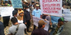 Warga Demo Pengembang Perumahan Ubud Village