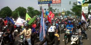 Ribuan Buruh Tangerang Blokir Jalan