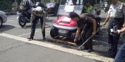 Polisi Tangerang Sisir Jalan Daan Mogot dari Ranjau Paku 