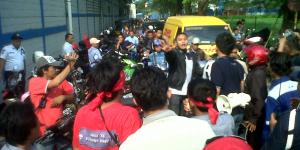 Ratusan Buruh Blokir Jalan di Batuceper