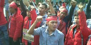 Ratusan Buruh Sweeping Pabrik Tuntut Libur Mayday