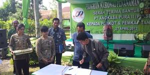 Angkasa Pura II  Serahkan 3.250 Bibit Pohon ke Sitanala