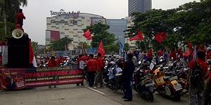 Buruh Tangerang Tutup Dua Ruas Jalan