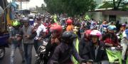 Tolak Outsourching, Ratusan Buruh Blokir Jalan