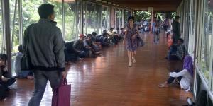 Ruang Tunggu Bandara Soekarno-Hatta Sesak 