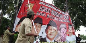 Bikin Semerawut, Satpol PP Cabut Spanduk Balon Wali Kota