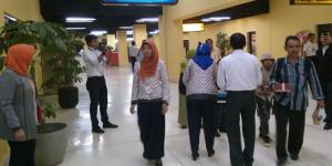Pengelola Bandara Soekarno-Hatta Bagikan Takjil