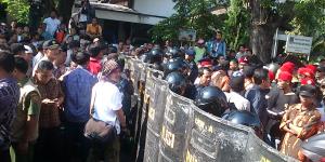 Massa Arief - Sachrudin Bentrok dengan Polisi, Rapat Pleno KPU Dipercepat