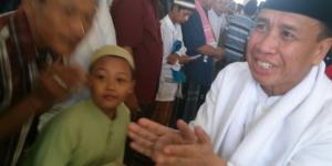 Kelilingi Jamaah, Miing Jadi Khatib di  Masjid Cipondoh 