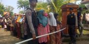 Dijaga Ketat Polisi & TNI, Pembagian BLSM di Tangerang dorong-dorongan