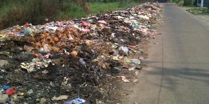 Warga Keluhkan Sampah di Jalan Raya Mauk 