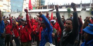 Ratusan Buruh Blokir Jalan Perintis Kemerdekaan