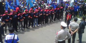Ratusan Buruh Kepung Gedung Puspem Kota Tangerang