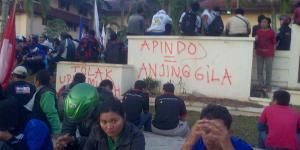 Buruh Coret Tembok Disnakertrans Kabupaten Tangerang