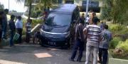 Mobil Mewah Tamu Bupati Tangerang Terjun ke Tangga Kantor 