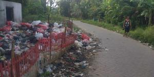 Akses Menuju Rumah Wakil Bupati Dihalangi Sampah 