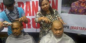 Atut Tersangka, Aktivis Banten Cukur Rambut