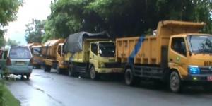 Puluhan Sopir Truk Sampah Kota Tangerang Demo