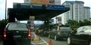 Gerbang Tol Kebon Nanas Tangerang Ditrabrak Truk