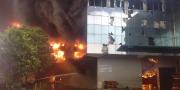 Pabrik Aluminium Foil di Batuceper Terbakar, Karyawan Jebol Tembok