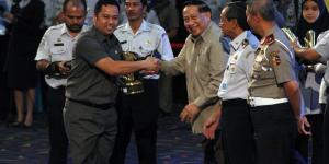 Kota Tangerang Raih Piala Wahana Tata Nugraha