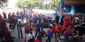 Buruh Blokir Jalan MH Thamrin, Lalu Lintas Lumpuh Satu Jam