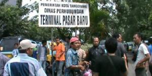 Rekan Ditilang Polisi, Sopir Angkot Tangerang Demo