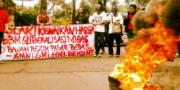 Mahasiswa Tangerang Bakar Ban Tolak Kenaikan BBM