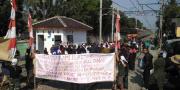 Warga Blokade Rel Batuceper Tangerang