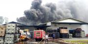 Pabrik Produksi Piala di Tangerang Terbakar