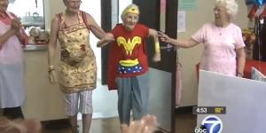 Ultah ke-103, Nenek ini Pakai Kostum Wonder Woman